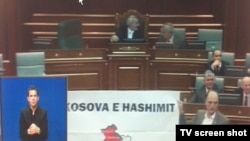 Transparent Hašimovo Kosovo ispred govornice u Skupštini.