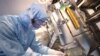 Një hulumtues në laborator. Fotografi ilustruese nga arkivi