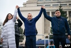 Anamaria Gavrilă, Călin Georgescu și George Simion la mitingul din 1 martie. Acum Georgescu a spus electoratului său că poate vota așa cum îi dictează conștiința.