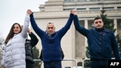 Anamaria Gavrilă, președinta Partidului Oamenilor Tineri (POT), fostul candidat la președinție Călin Georgescu (centru) și președintele partidului Alianța pentru Unirea Românilor, George Simion (dreapta).