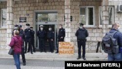 Transparent ispred zgrade MUP-a HNK tokom protestnog okupljanja zbog "policijske brutalnosti" u Mostaru, (12. april)