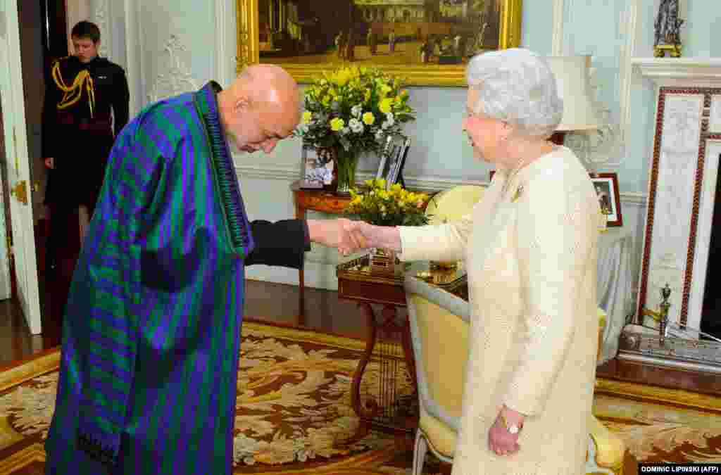 Kraljica Elizabeta II rukuje se sa predsednikom Avganistana Hamidom Karzaijem po njegovom dolasku na audijenciju u Bakingemsku palatu u centru Londona, 30. oktobra 2013. &nbsp;