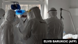 Zdravstveni radnici u Opštoj bolnici u Sarajevu sa pacijentom oboljelim od COVID-a 19, mart 2021. godine