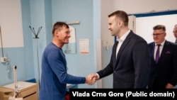 Hrvatski olimpijac Ivica Kostelić i premijer Milojko Spajić u bolnici u Baru, 11. marta 2025.