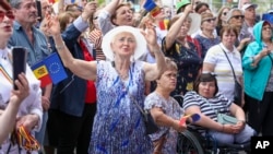 Moldoveni exprimându-și dorința de aderare la UE la Chișinău, 21 mai 2023.