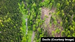 Guvernul român a aprobat în aprilie 2025 defrișarea a peste 30 de hectare de pădure pentru finalizarea hidrocentralei și a lacului de acumulare de la Răstolița, în apropierea parcului național Călimani.