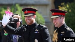 Принц Хари пристига заедно с брат си принц Уилям за сватбата си за Меган Маркъл през 2018 г.