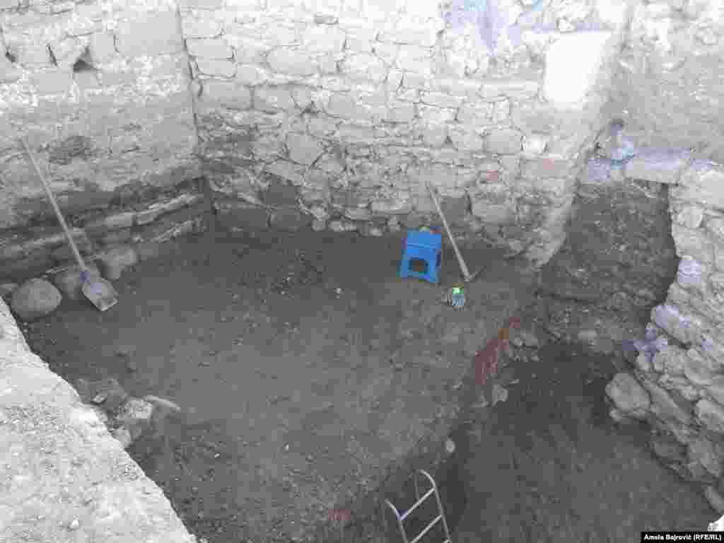 ... ali ta godina ne može da se uzme kao ta kada je počela izgradnja kule, jer je taj novčić mogao da bude i neko vreme u opticaju i nakon godine kovanja... Najsigurnije je reći da on izgradnju kule smešta u sam početak 17. veka&quot;, rekao je za RSE arheolog Vladan Vidosavljević.