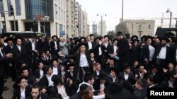 Intenția guvernului Netanyahu de a elimina excepția de la înrolare pentru evreii ultra-ortodocși, s-a lăsat cu proteste în mai multe localități din Israel.