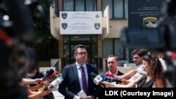 Deputetët e Lidhjes Demokratike të Kosovës, Besian Mustafa dhe Alban Zogaj. 