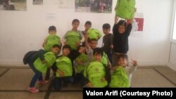 Spremni za časove srpskog i engleskog jezika, matematike, geografije, umetnosti i fizičkog vaspitanja: Učenici prve škole za izbeglice u Srbiji