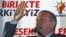 Премьер-министр Турции Реджеп Эрдоган приветствует своих сторонников