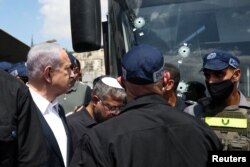 Kryeministri i Izraelit, Benjamin Netanyahu, viziton vendin e një sulmi me armë zjarri në periferi të Jerusalemit, 8 shtator 2025.