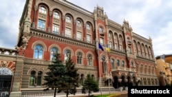 Національний банк України опівдні відбив тенденції міжбанку, встановивши довідкове значення курсу 27 гривень 44 копійки за долар