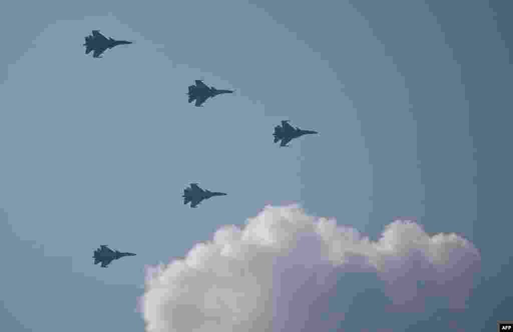 A helyszínen összegyűltek nagyszabású repülőgép-parádét is láthattak, amelyben több tucat harci repülőgép és helikopter vett részt, néhányuk 80-as számot formázó alakzatban repült.