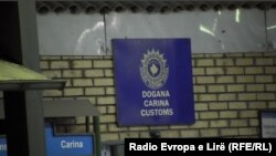 Илустрација: Зграда на косовскта царина. 