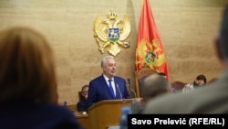 Činjenica da Vlada nema podršku najvećeg političkog subjekta u parlamentarnoj većini, Demokratskog fronta, za premijera Zdravka Krivokapića (na fotografiji, jun 2021.) predstavlja osnov za nastavak razgovora o rekonstrukciji Vlade.