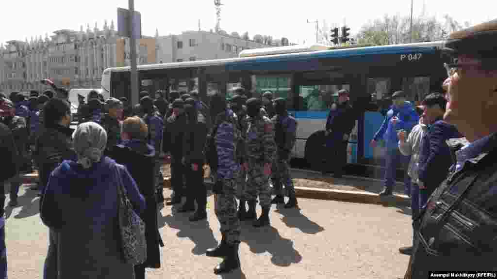 ​После обеда сотрудники спецподразделения полиции задержали десятки людей.&nbsp;Некоторым из задержанных сотрудники спецназа нанесли удары дубинками. Нур-Султан, 1 мая 2019 года. &nbsp;