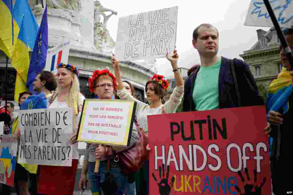 Акция против поставок России вертолетоносцев класса "Мистраль". Париж, июль 2014 года