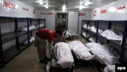 کراچۍ کې د اسماعلیه فرقې وژل شوي کسانو مړي په روغتون کې 