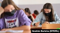 Nxënësit në Kosovë duke iu nënshtruar një testi. Fotografi ilustruese.
