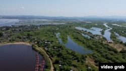 Peking u najnovijoj mapi polaže pravo na ostrvo Bolšoj Usurijski, koje se nalazi u istočnom delu Rusije. Ostrvo Bolšoj Usurijski, na reci Amur na Dalekom istoku, decenijama je bilo sporno, ali je bilo gotovo ravnopravno podeljeno među susedima.
