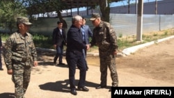 Ақтөбе облысы әкімі Бердібек Сапарбаев 5 маусымда шабуылға ұшыраған 6655-әскери бөлімнің қызметкерлерімен амандасып тұр. Ақтөбе, 9 маусым 2016 жыл.