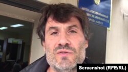 Французский журналист Венсан Прадо возле здания административного суда в Актау, 27 сентября 2018 года.