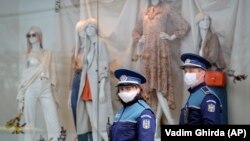 În România, pe străzile marilor orașe patrulează polițiștii pentru a menține carantina totală pe timpul pandemiei