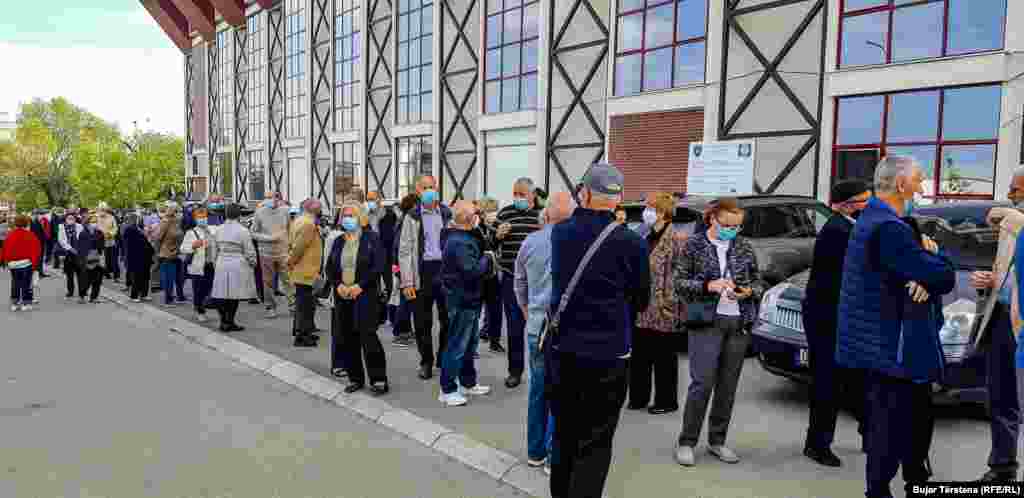 Ministarstvo zdravlja objavilo je da će prioritet imati osobe koje su se prijavile preko platforme e-kosovo. &nbsp;