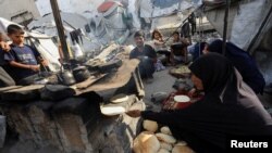 Palestinieni strămutați de ofensiva israeliană, într-o tabără de corturi din Gaza City, luni, 18 august 2025. 