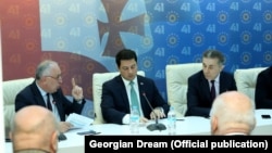 Слева направо: мажоритарный депутат Дмитрий Хундадзе, спикер парламента Арчил Талаквадзе и председатель партии «Грузинская мечта» Бидзина Иванишвили 