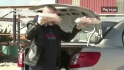 Троши илјадници долари за да храни улични кучиња