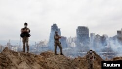 Войници охраняват района на взрива в Бейрут, Ливан