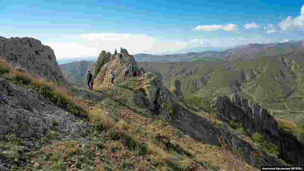 Туристы поднимаются на Хашки-Кая со стороны дороги в село Ворон