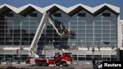 Spasilačke ekipe nakon obrušavanja betonske nadstrešnice na novosadskoj Železničkoj stanici, 2. novembar 2024.