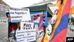 Poliția ungară a tolerat unele proteste pro-tibetane la Budapesta înaintea sosirii miercuri seară a lui Xi Jinping. Joi, când el s-a deplasat prin oraș, asemenea scene au fost ca și inexistente.