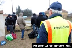 Egy polgárőr koszovói határsértőkre felügyel Ásotthalmon 2015. január 29-én.