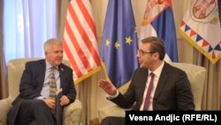 Ambasadori i Shteteve të Bashkuara në Beograd, Kyle Scott, dhe presidenti i Serbisë, Aleksandar Vuçiq - foto arkivi