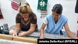 Dy gra duke punuar qilima në tezgjah në punishten sociale në Elbasan.