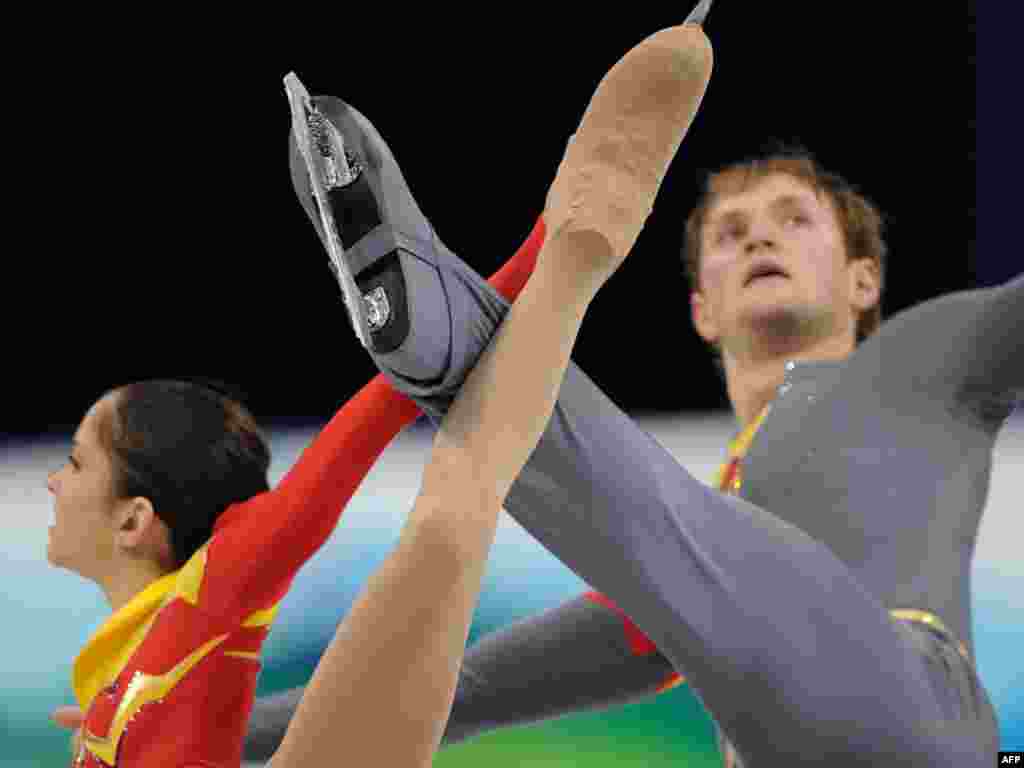 Na fotografiji je ruski klizački par Vera Bazarova i Jurij Larionov za vrijeme slobodnog programa u Vancouveru. Osvajač medalja iz zemlje domaćina ove godine dobija novčanu nagradu od 113,000 dolara za zlato, 71.000 dolara za srebro i 42.000 dolara za bronzu. 