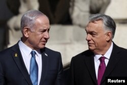 Beniamin Netanyahu și Viktor Orban.