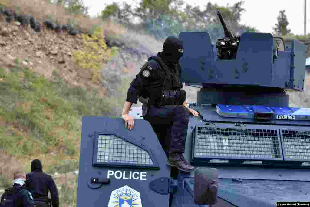 Pripadnik specijalne jedinice Policije Kosova na blindiranom automobilu, na Jarinju. (27. septembar)