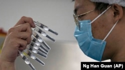 Stručnjaci WHO navode da su se samo delimično uverili da je rizik od ozbiljnih neželjenih efekata nizak kod ljudi mlađih od 60 godina