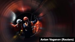 Punëtorët duke punuar në ndërtimin e gazsjellësit "Rrjedha Veriore 2", që sjell gazin natyror nga Rusia në Gjermani. Fotografi nga arkivi.
