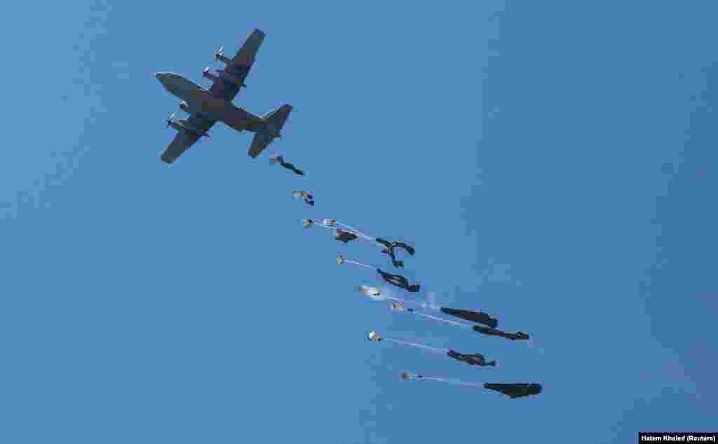 Avion baca humanitarnu pomoć iznad Gaze, 31. jula.