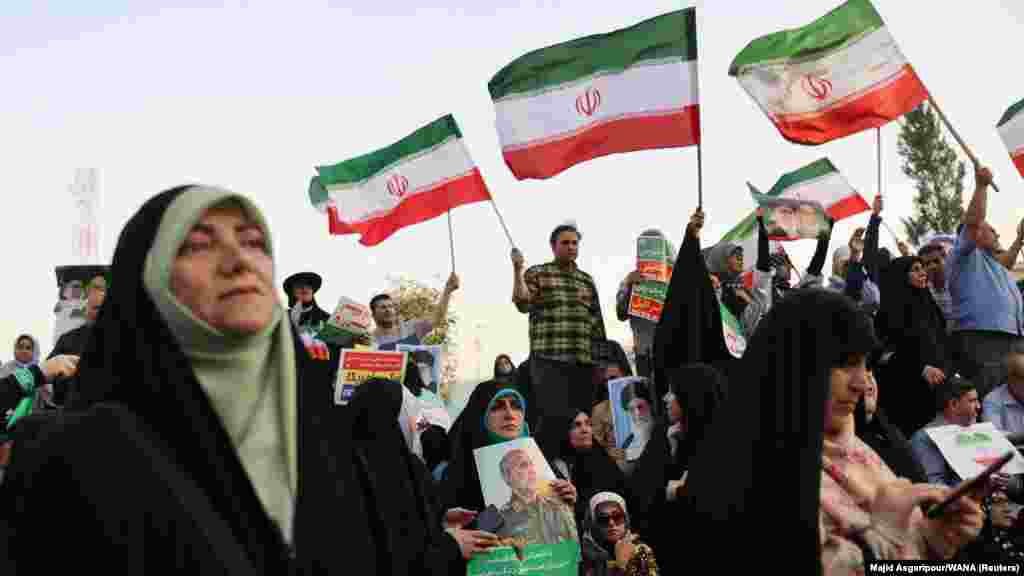 Pristalice režima prisustvuju okupljanju u znak podrške iranskim oružanim snagama nakon što je američki predsednik Donald Trump najavio primirje između Izraela i Irana.