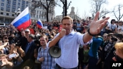 Kritiku i Kremlinit, Aleksei Navalny, në një tubim të organizuar kundër presidentit rus, Vladimir Putin. Moskë, 5 maj 2018. 