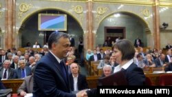 Orbán Viktor miniszterelnök gratulál Karas Monikának, a Nemzeti Média- és Hírközlési Hatóság (NMHH) Médiatanácsa megválasztott elnökének az Országgyűlés plenáris ülésén 2013. szeptember 9-én.