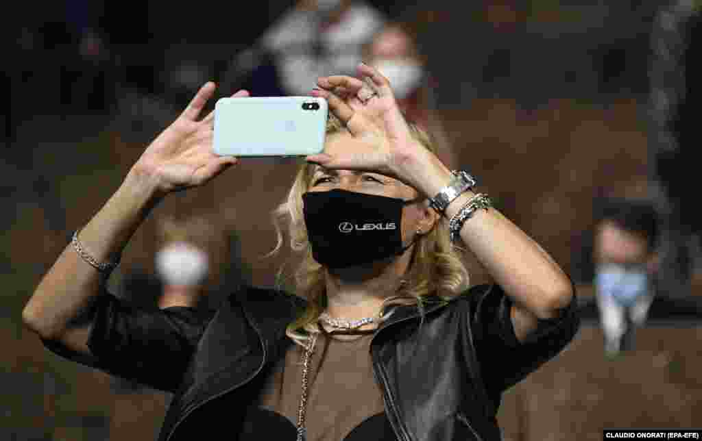 Publika nosi zaštitne maske pred projekciju filma &ldquo;Lacci&rdquo;, 2. septembar, 2020.